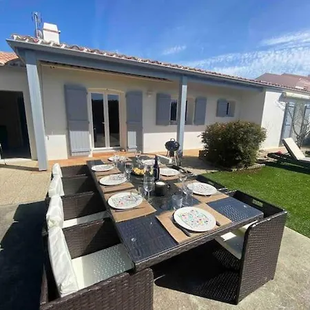 .le Grand Suffren. Maison Familiale La Pironniere בית הארחה